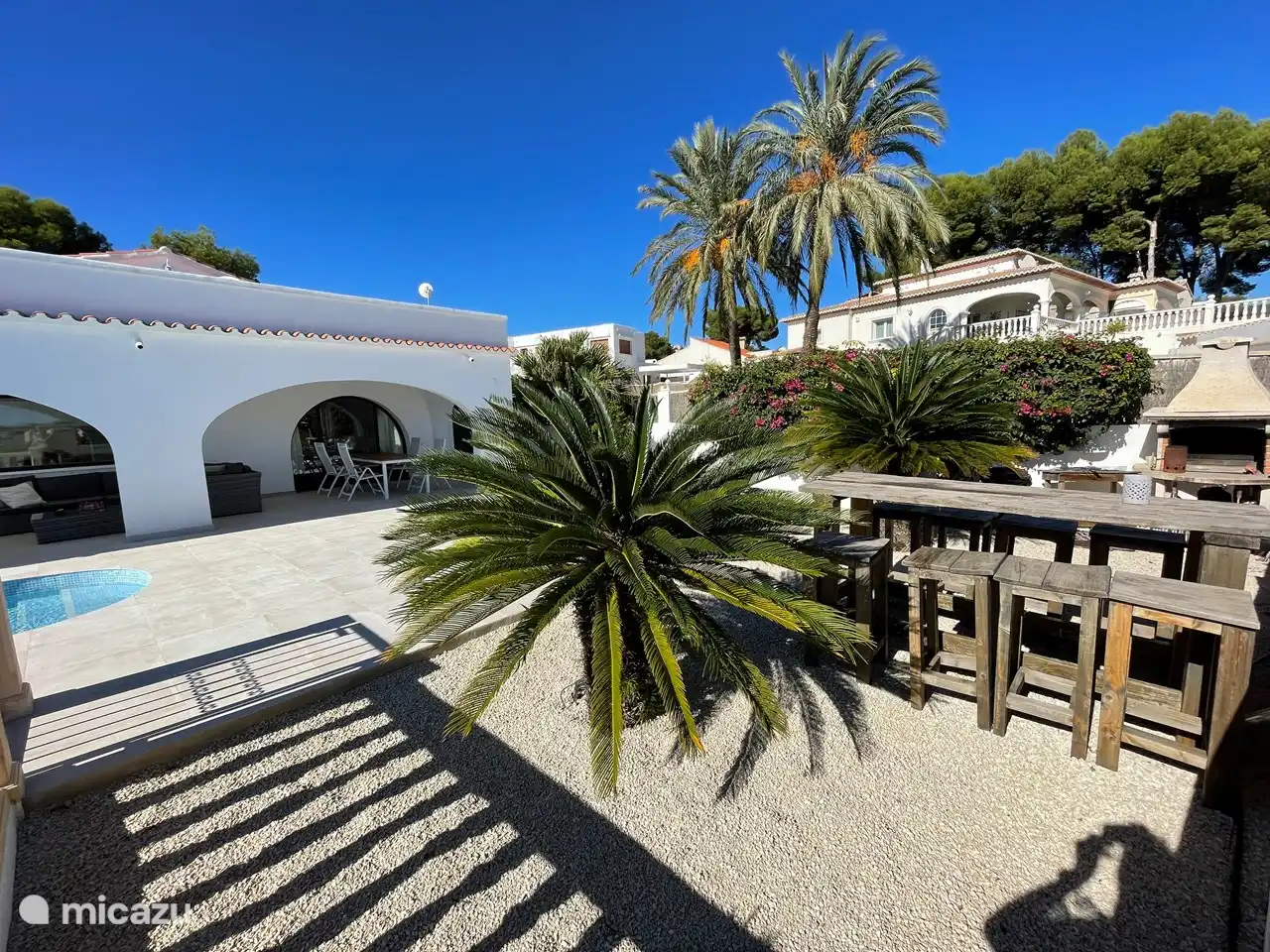 Rechts der Außengrill und der Stehtisch für 10 Personen.