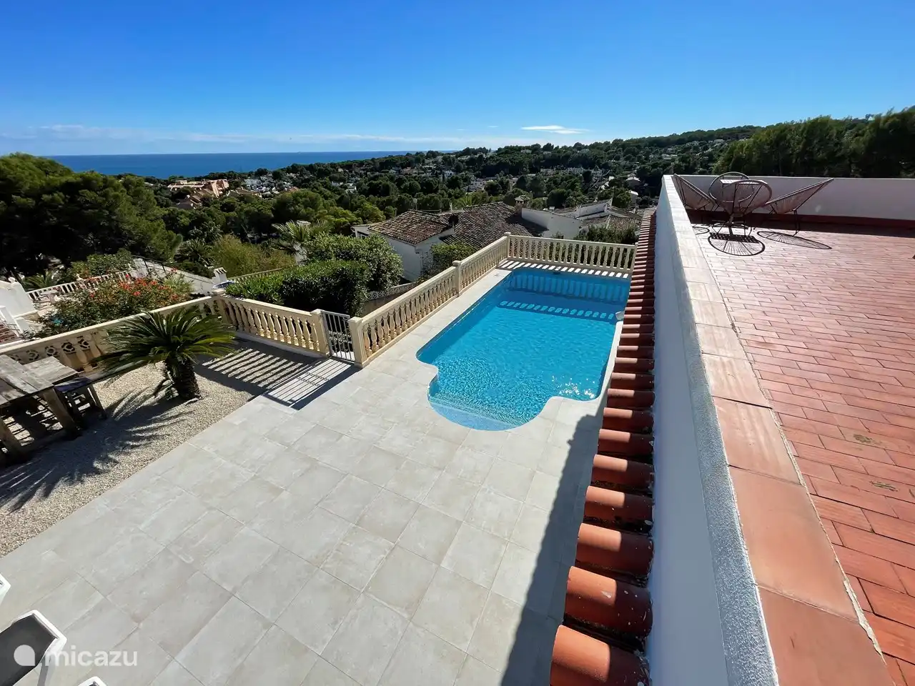 Schöne Aussicht auf das Mittelmeer vom Sonnendeck.