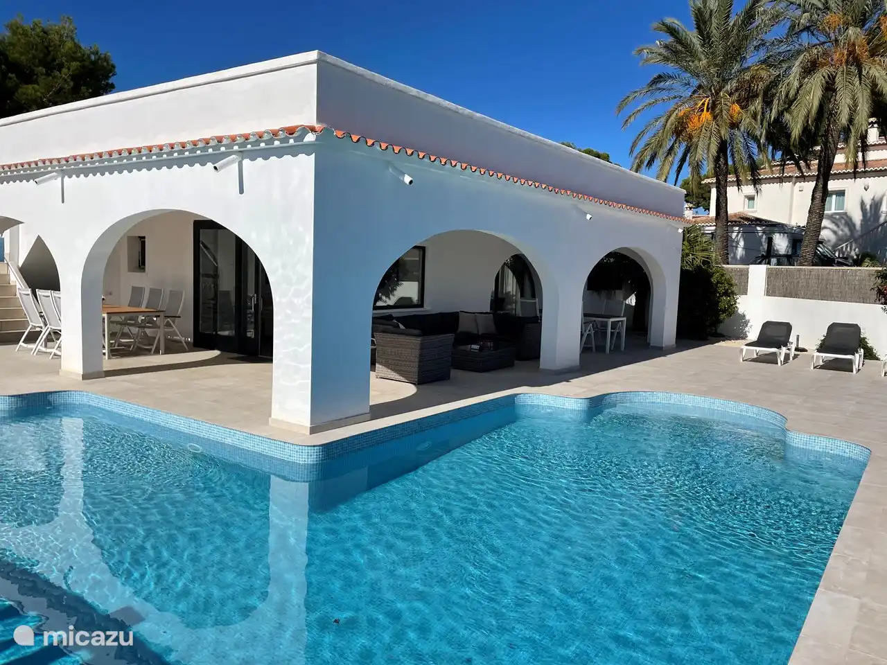 Eckveranda, daher den ganzen Tag Sonne und/oder Schatten.