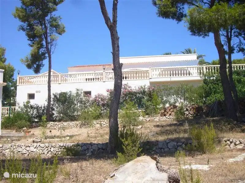 Foto aus dem östlichen Terrasse in den späten Nachmittag. Von Ost-West-Lage des Pools, Terrassen, Sonnenterrasse und Veranda genießen Sie den ganzen Tag oder die Sonne oder den Schatten.
