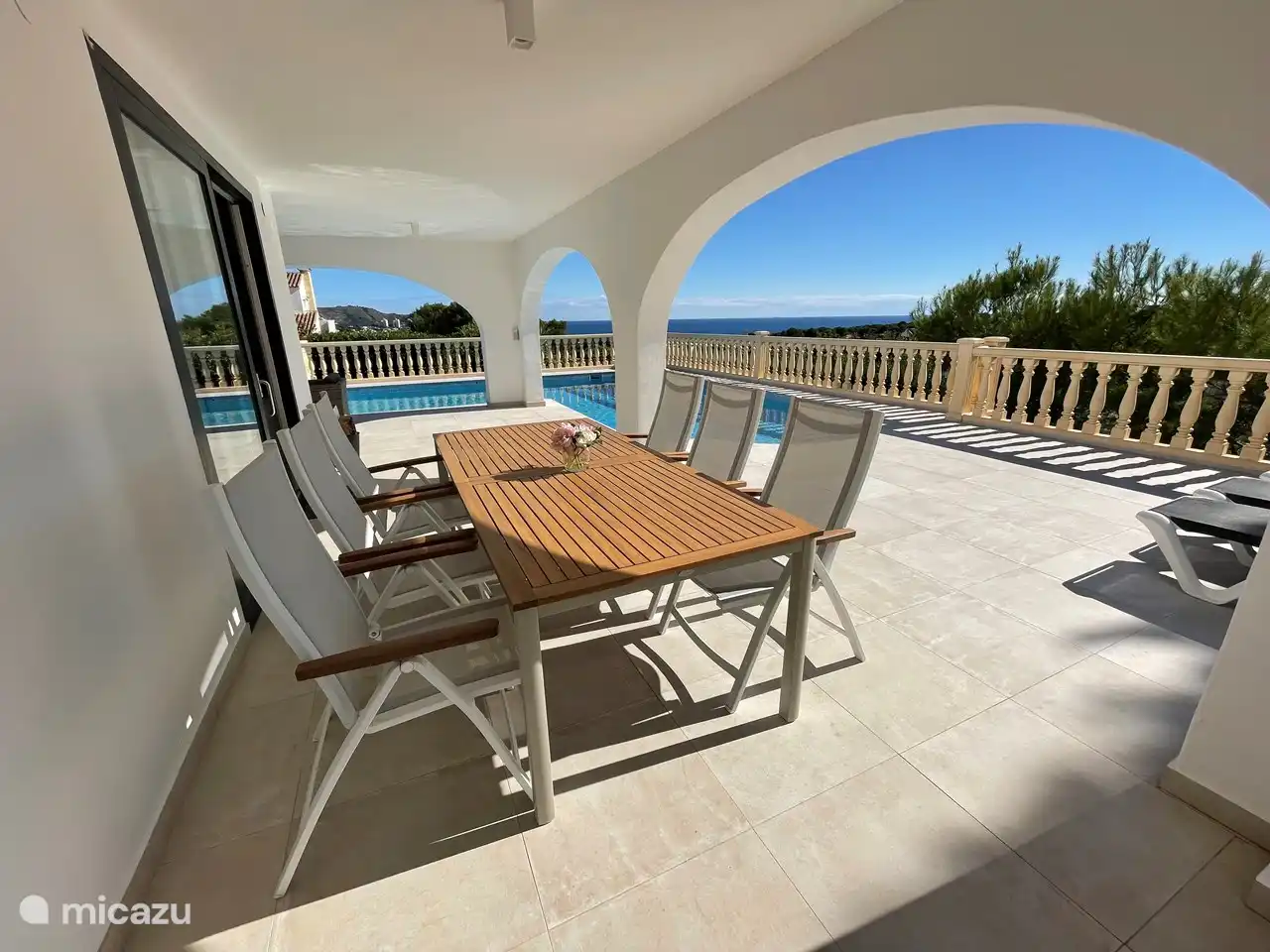 Aus der Westterrasse / Veranda. Winter-Sonnenterasse, Sommer Schatten. Angle Pool hat Sonne den ganzen Tag, Ausrichtung Ost-West. Linke Schiebetür Zugang zur offenen Küche und Wohnzimmer. Herrliche Aussicht auf Pool, Meer und Moraira von der Veranda und offene Küche / Wohnzimmer.