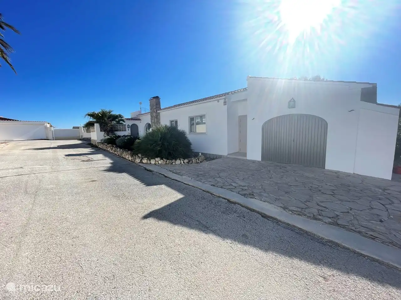 Die große Eingangstür des Flurs/Eingangs. Außenwohnung und Sonnendeck auf einer Ebene.