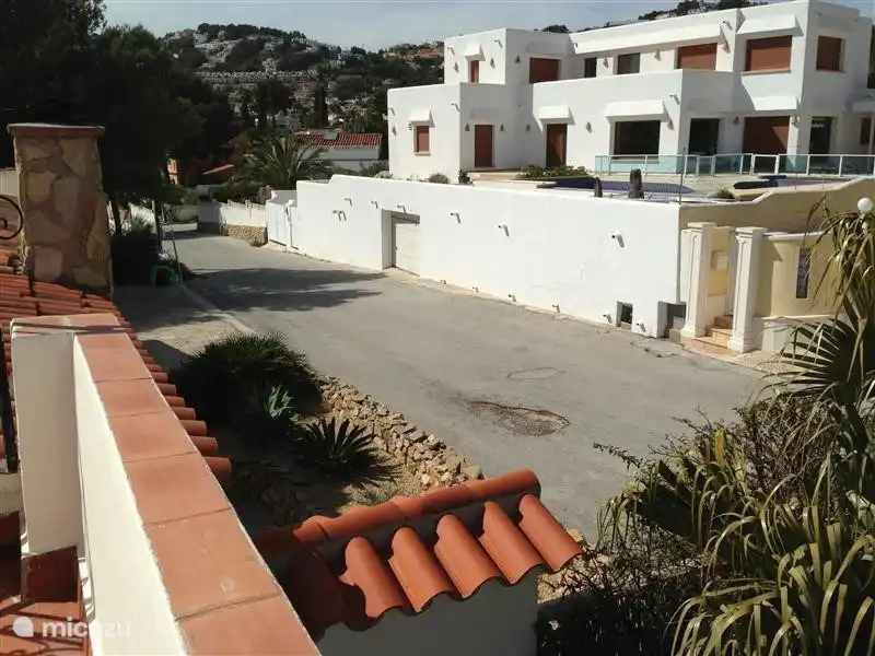 Blick vom Sonnendeck in Richtung Nordwest, die Calle Algarrobo, die Sie bis zu unserer Villa fahren.Villa liegt am Ende einer Sackgasse.