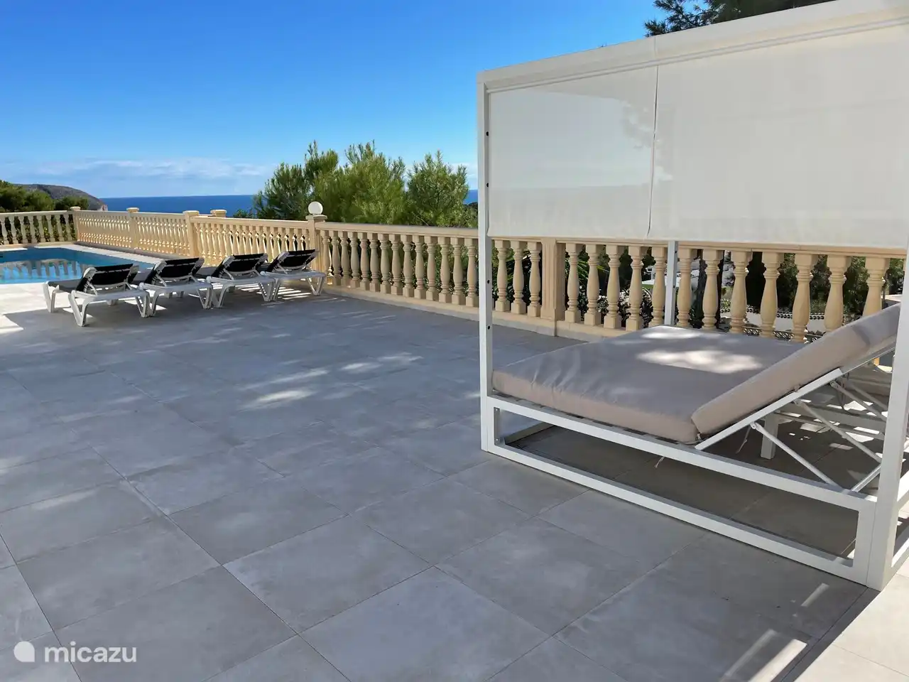 Von den großen Terrassen überall schöne Aussicht auf das Meer und den Pool.