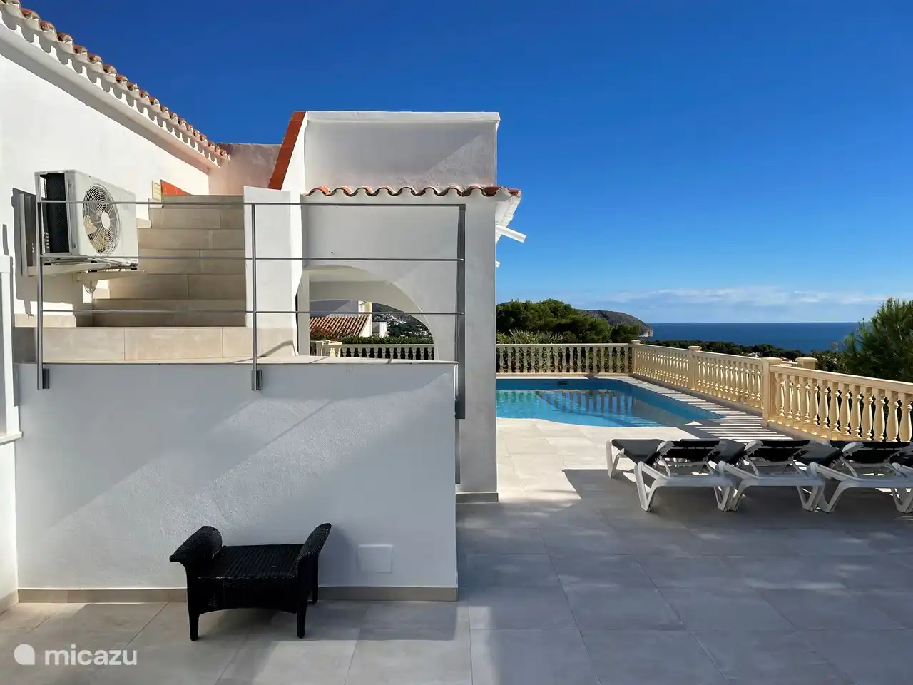 Linke Treppe hinauf zum Sonnendeck. Foto vom Urinal und der Außendusche aus aufgenommen.