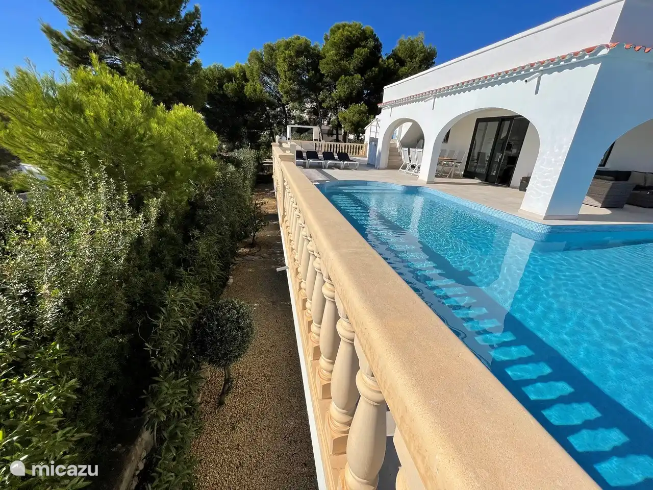 Grundstück ist ca. 50 mal 25 Meter groß. Hinten der Waldgarten.