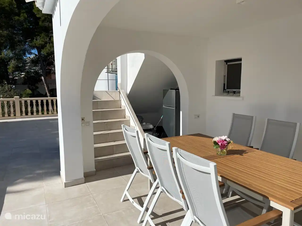 Ausziehbarer Tisch (kann auf fast 3 Meter ausgezogen werden). Direkt hinter dem Außenkühlschrank.