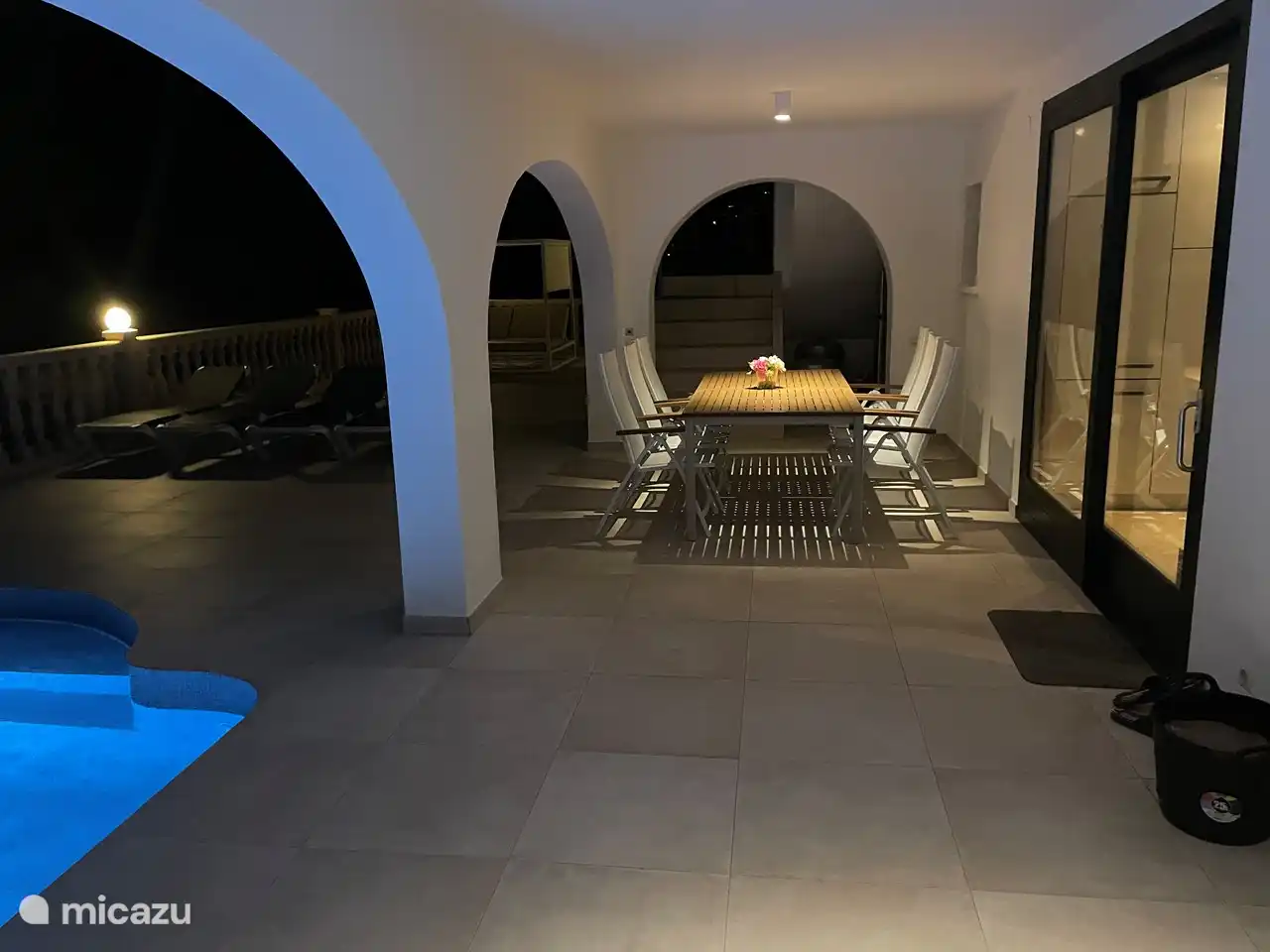 Abends unter der Veranda am Pool. Die Beleuchtung kann auf Disco-Effekt eingeschaltet werden, ein Spaß für die Kinder.