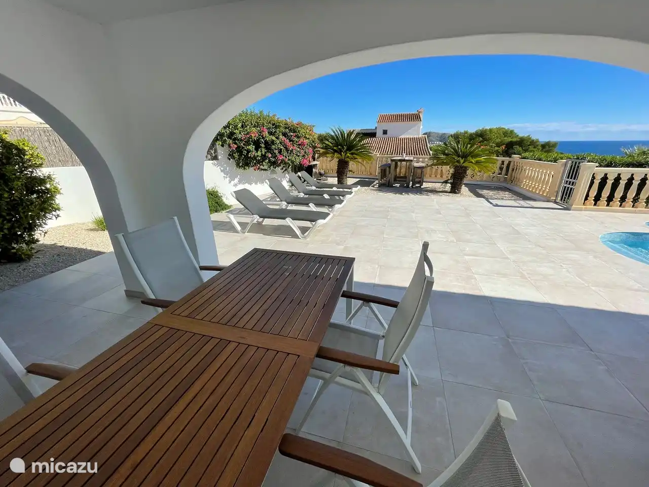 Beim Betreten durch das Tor (Ostterrasse) hat man einen schönen Blick auf den Pool und das Meer.