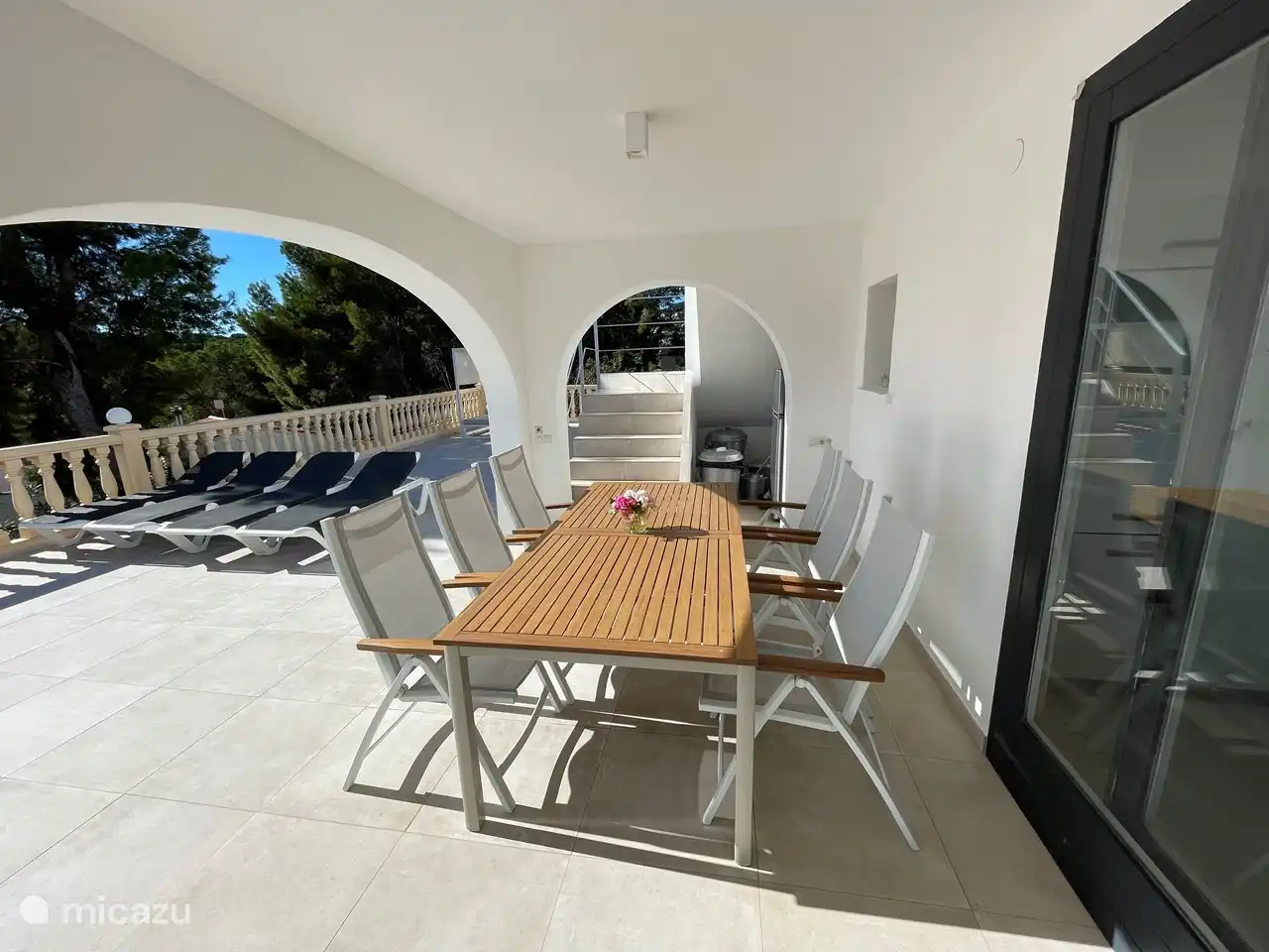 Links 4 Sonnenliegen. Auf der Ostterrasse ebenfalls 4, also insgesamt 8 Sonnenliegen.