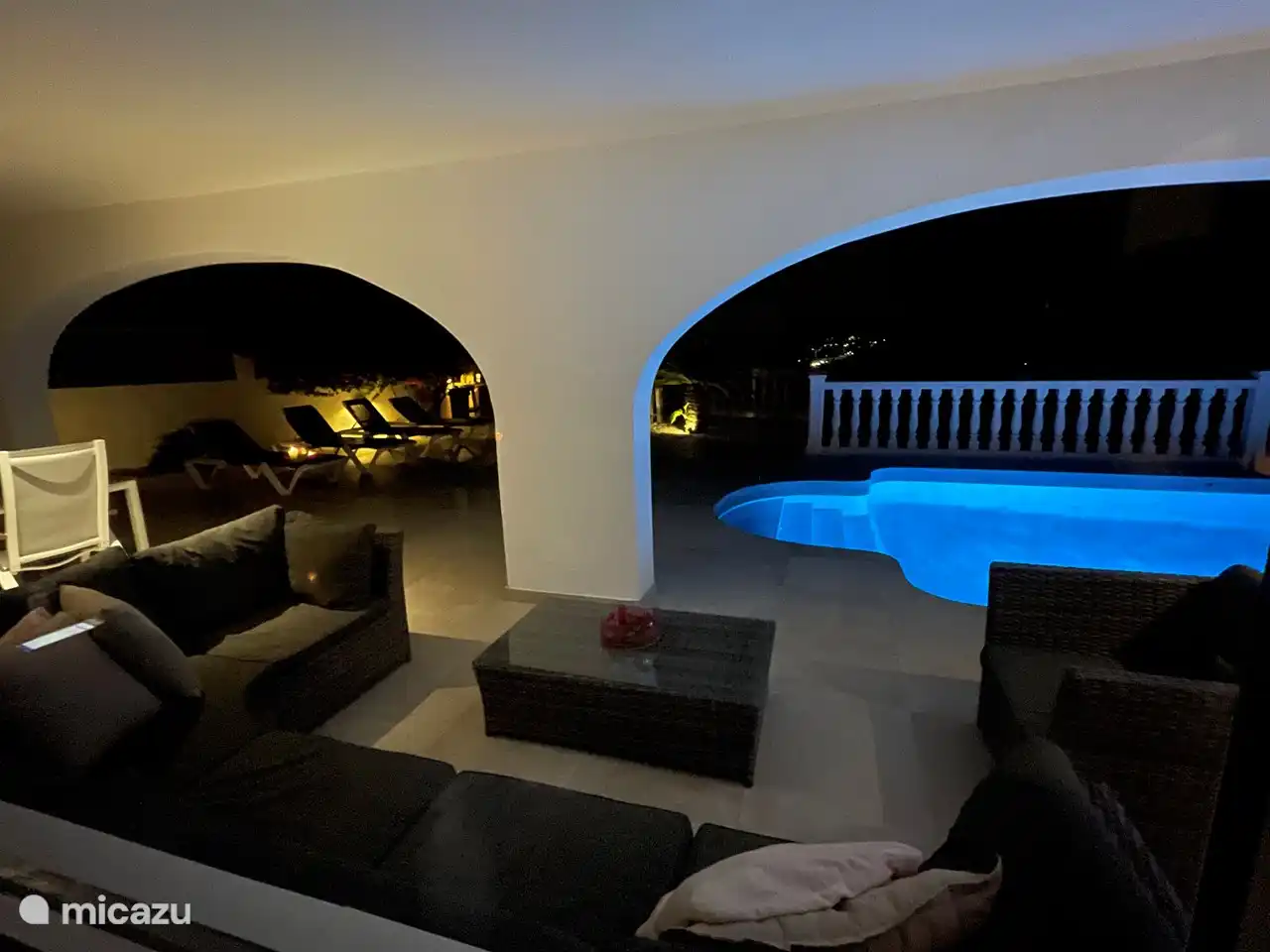 Stimmungsvolle Beleuchtung im Garten.