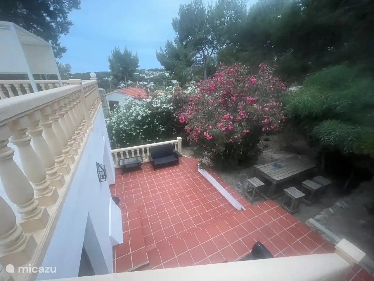 Die Wohnung ist über eine Treppe von der Westterrasse aus erreichbar. Auch nachmittags besteht die Möglichkeit, auf dieser Terrasse in der Sonne zu entspannen.