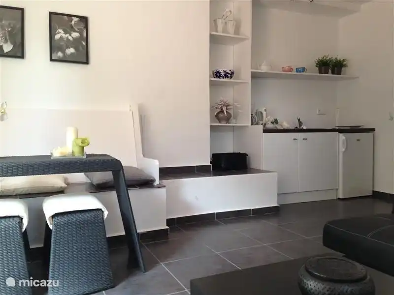 Morgen wird das Frühstück auf der Veranda in der Sonne an der östlichen Terrasse. Nach Ecke Veranda immer möglich, im Schatten sitzen.