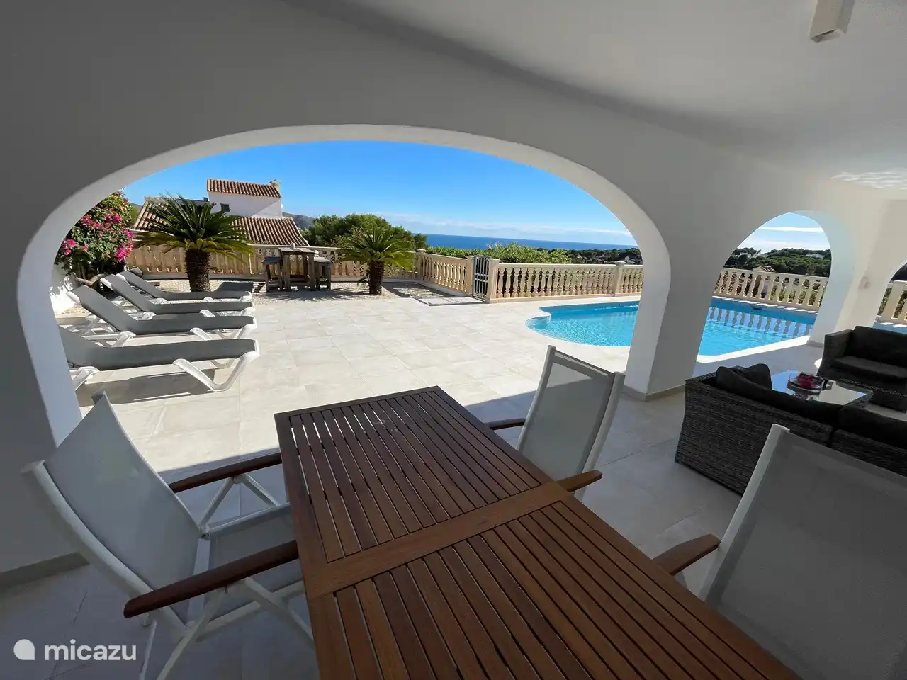 links in der Ecke der Außengrill.