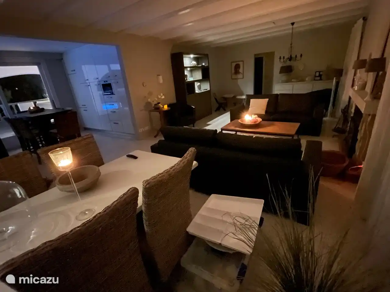 Großes Wohnzimmer mit offener Küche.