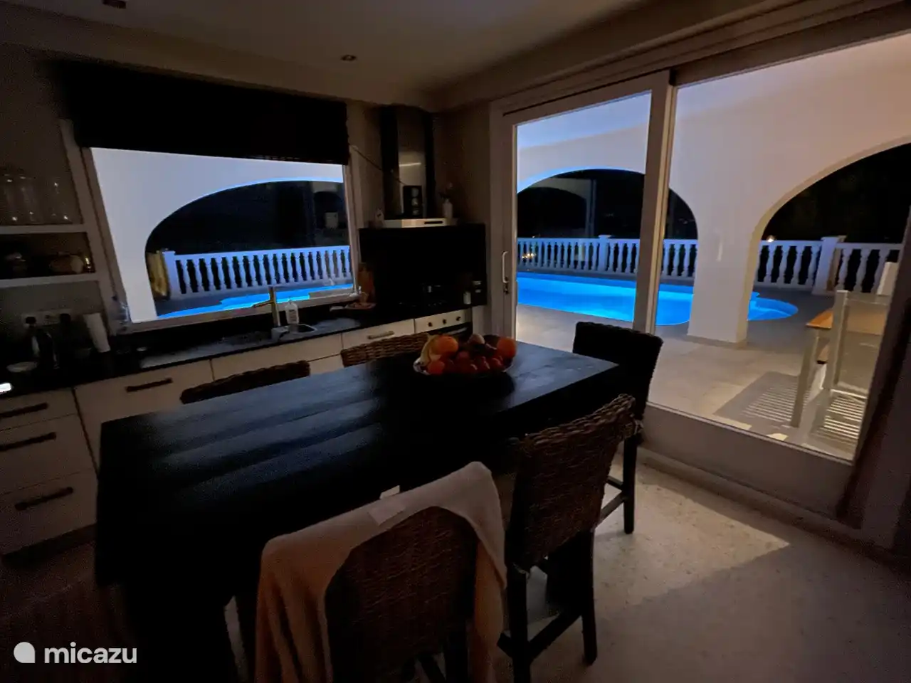 Auch abends schöner Blick auf den Pool.