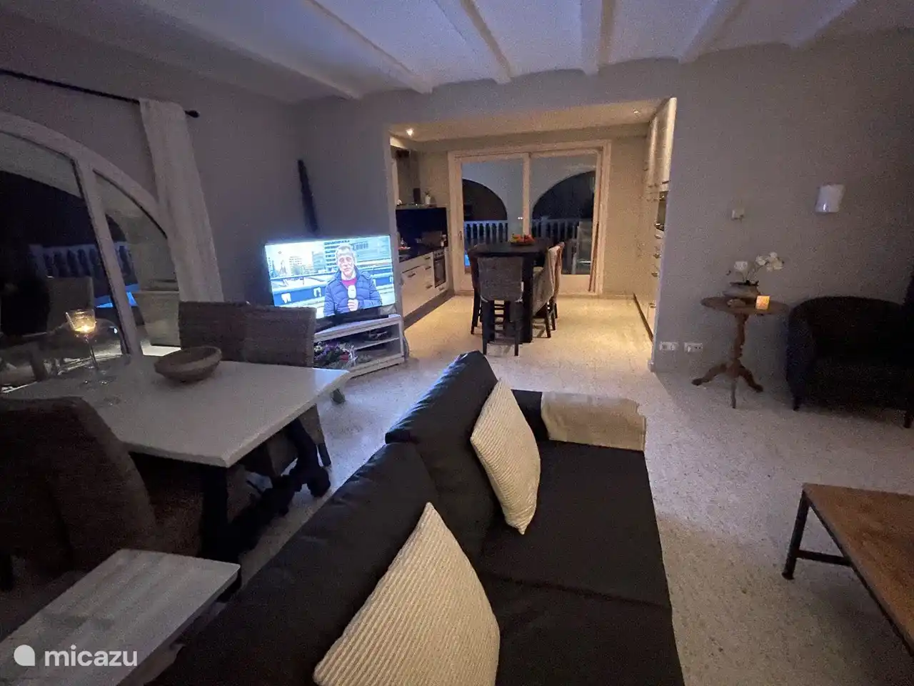 Blick vom Zimmer oder der offenen Küche auf die Ost- und Westterrasse.