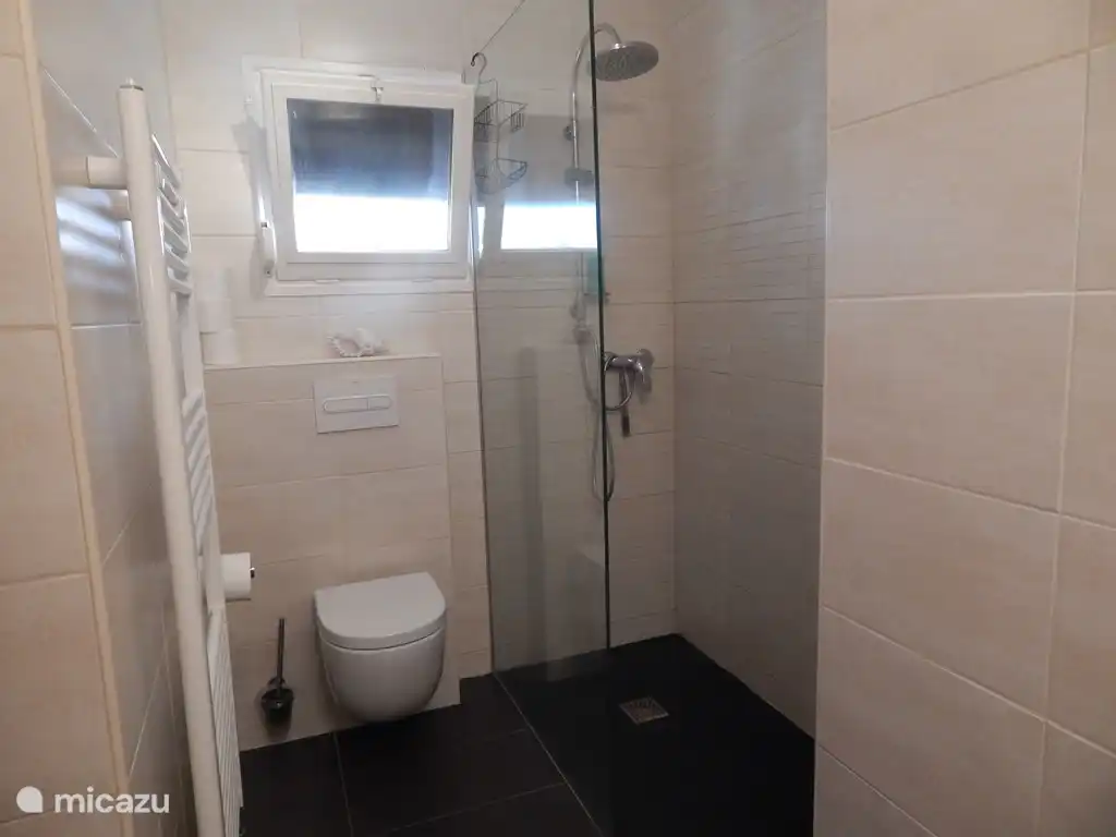 Fotos von der Villa aus dem südlichen Straßenseite.