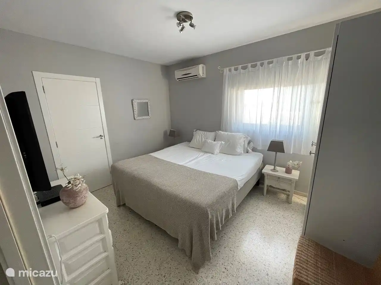 Schlafzimmer 1 Villa, Boxspring-Doppelbett und Möglichkeit für ein zusätzliches Kinderbett. max. 3 Menschen. Direkter Zugang vom Schlafzimmer zum Badezimmer 1.