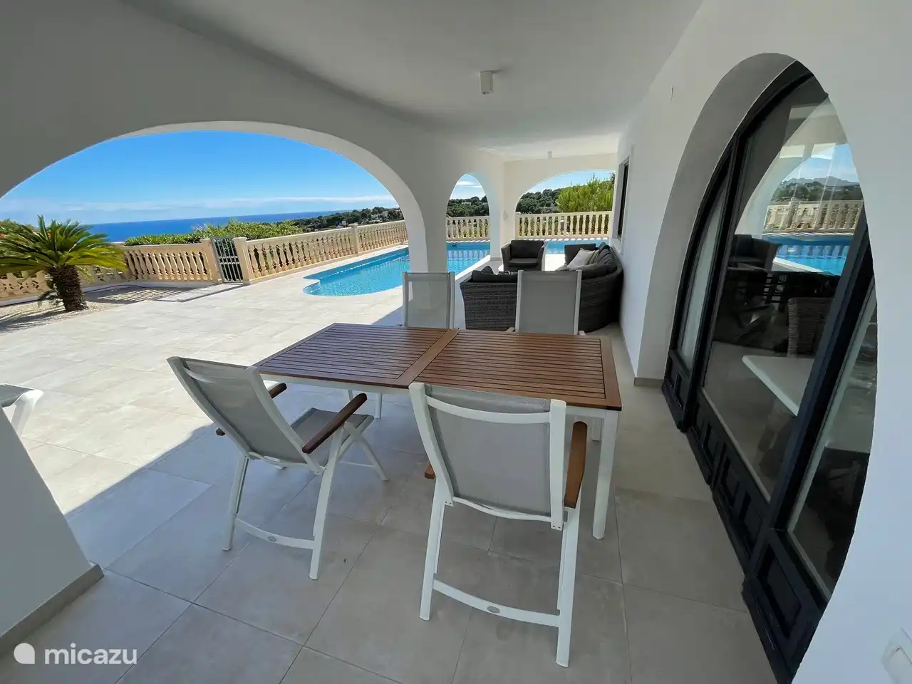 Tisch 1 und Lounge-Set unter der Veranda, in der Morgensonne unter der Veranda.