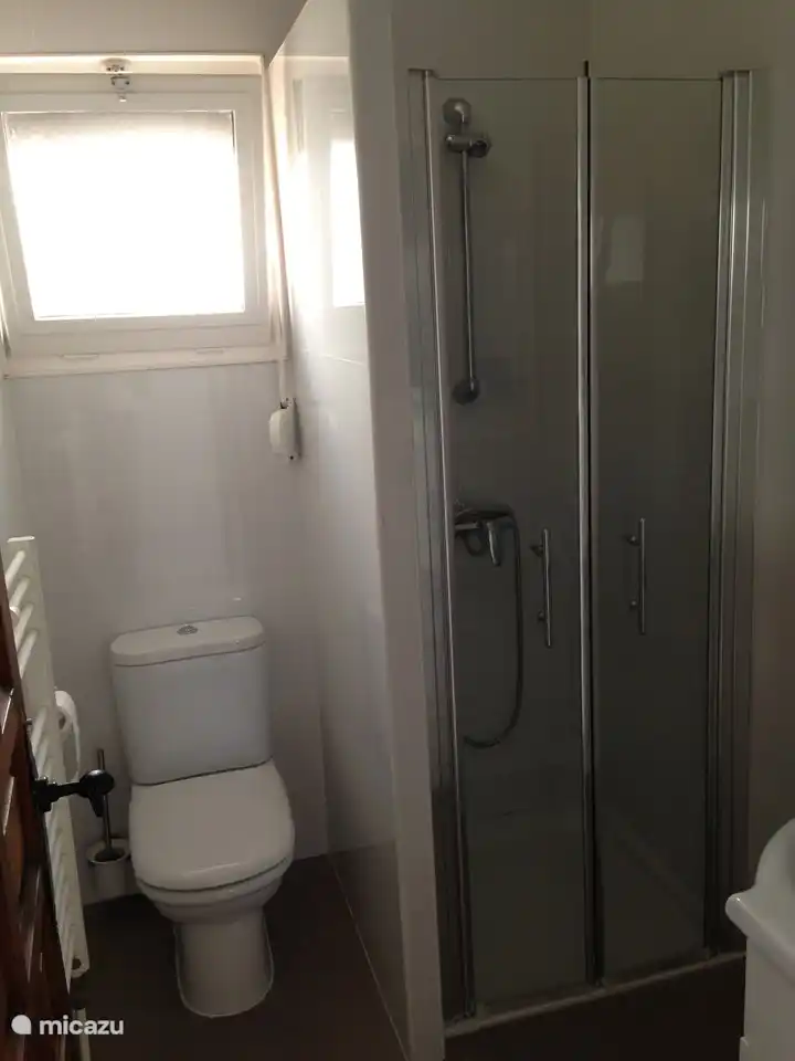 Badezimmer 2 gehört zu Schlafzimmer 2 und 3.