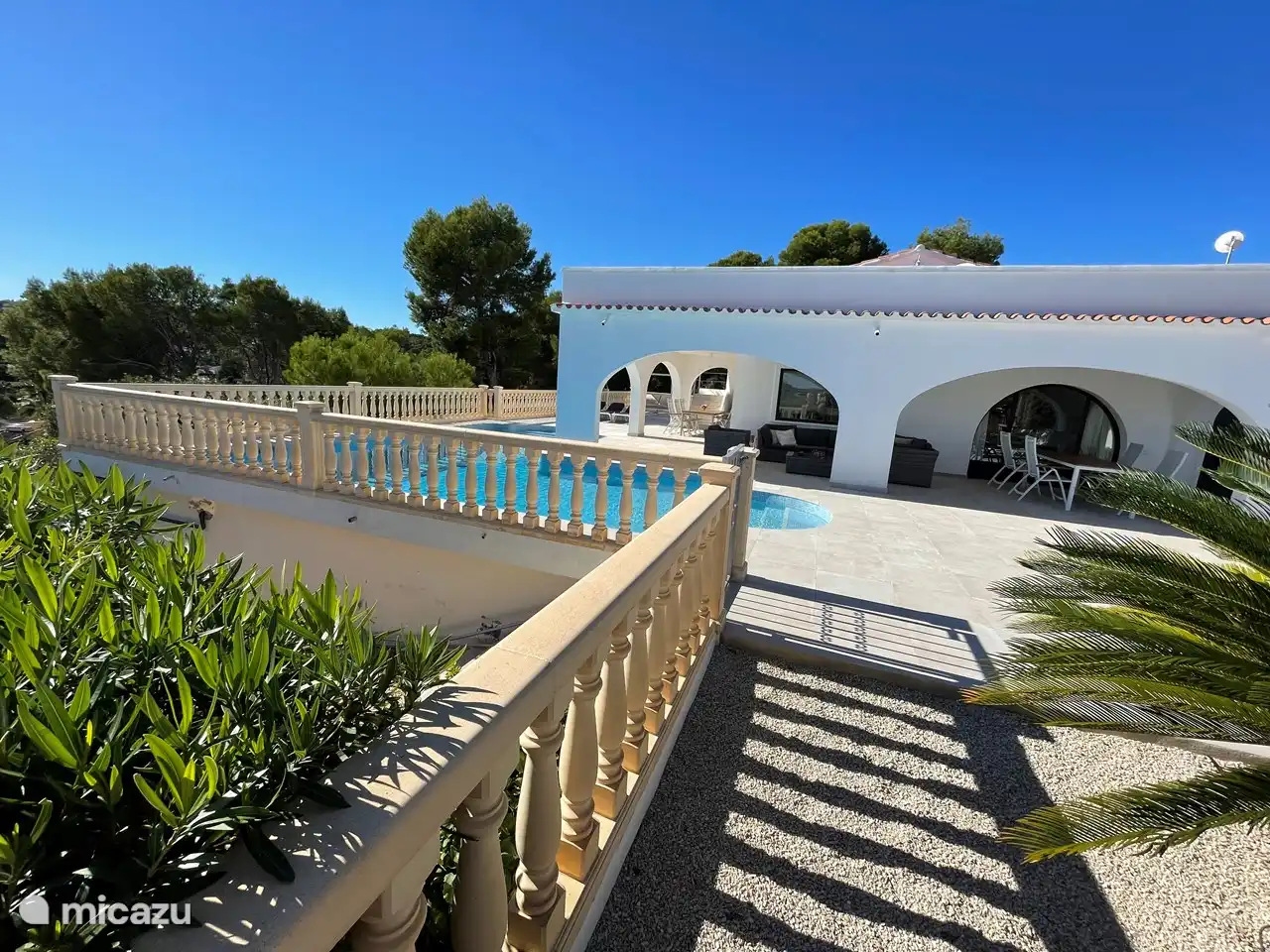 Kleines Tor links mit kurzer Treppe zum Garten unten.