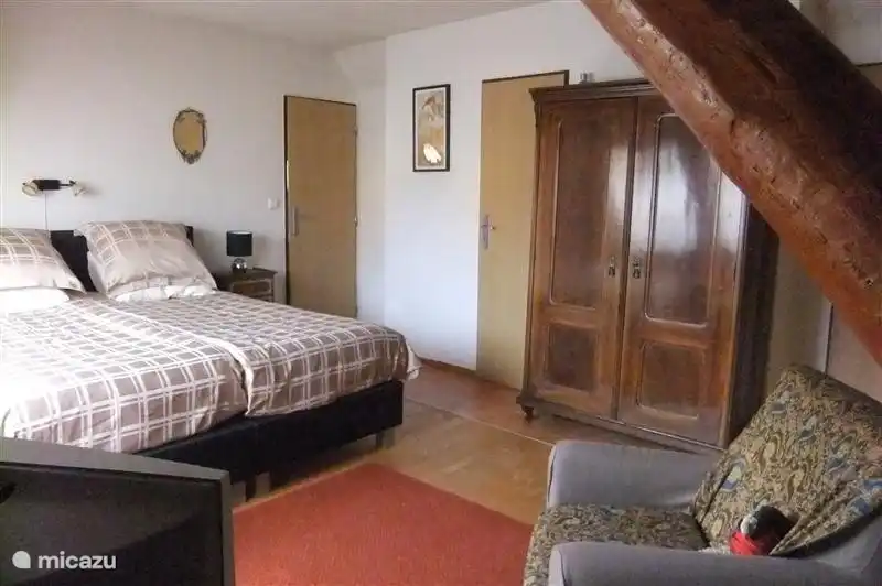 3 room, double boxspring, Dutch satellite TV and seating.