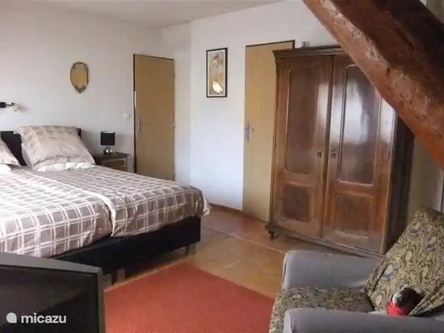 Studio Budkov | République Tchèque, Sud de la Bohême, Vlachovo Brezí - maison de vacances chambre 3, avec lit double à sommier tapissier, télévision par satellite néerlandaise et sièges.