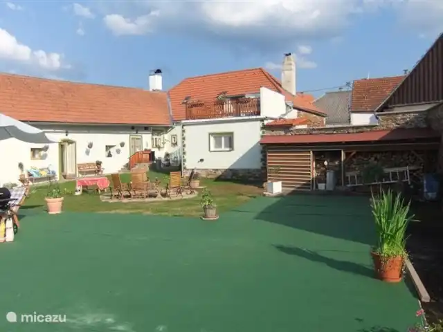 Studio Budkov | République Tchèque, Sud de la Bohême, Vlachovo Brezí - maison de vacances Terrasse au bord de la piscine. Une table de ping-pong et une table de billard sont disponibles, ainsi que des coins salon confortables.