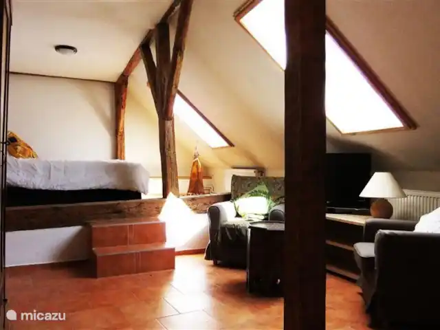 Studio Budkov | République Tchèque, Sud de la Bohême, Vlachovo Brezí - maison de vacances Chambre 2, avec télévision par satellite, lit double à sommier tapissier et sièges.