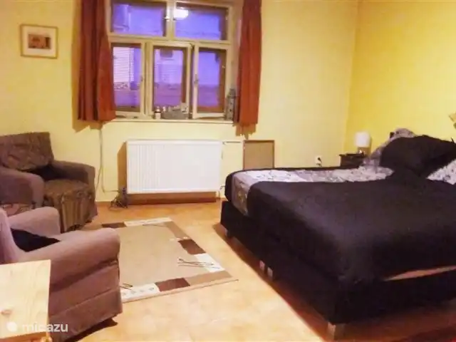 Studio Budkov | République Tchèque, Sud de la Bohême, Vlachovo Brezí - maison de vacances Chambre 1, avec télévision par satellite, coin salon et poêle à bois.