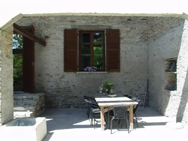 Location de Vacances Italie, Piémont, Castellino Tanaro, appartement - Casa Ochetto 2-8 personnes Piantorre (appartement du rez-de-chaussée) dispose d'une belle terrasse extérieure couverte avec une grande table à manger où vous pourrez profiter ensemble du magnifique coucher de soleil jusque tard dans la soirée.
