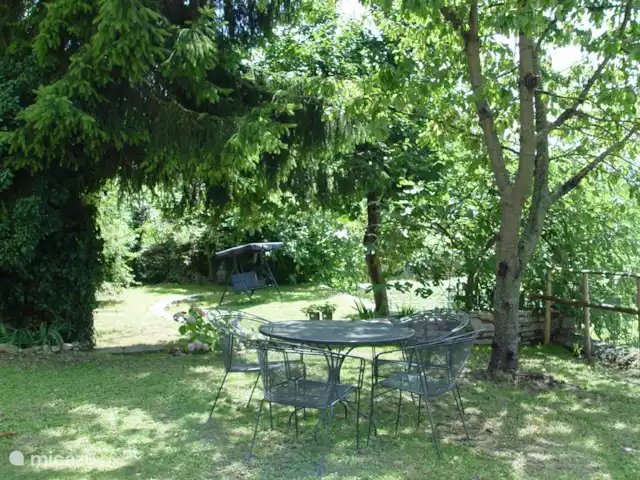 Location de Vacances Italie, Piémont, Castellino Tanaro, appartement - Casa Ochetto 2-8 personnes Le jardin avec derrière lui l'ancien potager avec kaki, prunier, figuiers et raisins.