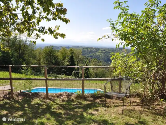 Location de Vacances Italie, Piémont, Castellino Tanaro, appartement - Casa Ochetto 2-8 personnes Vue du jardin sur la piscine, le village de Castellino Tanaro et en arrière-plan les Alpes franco-italiennes.