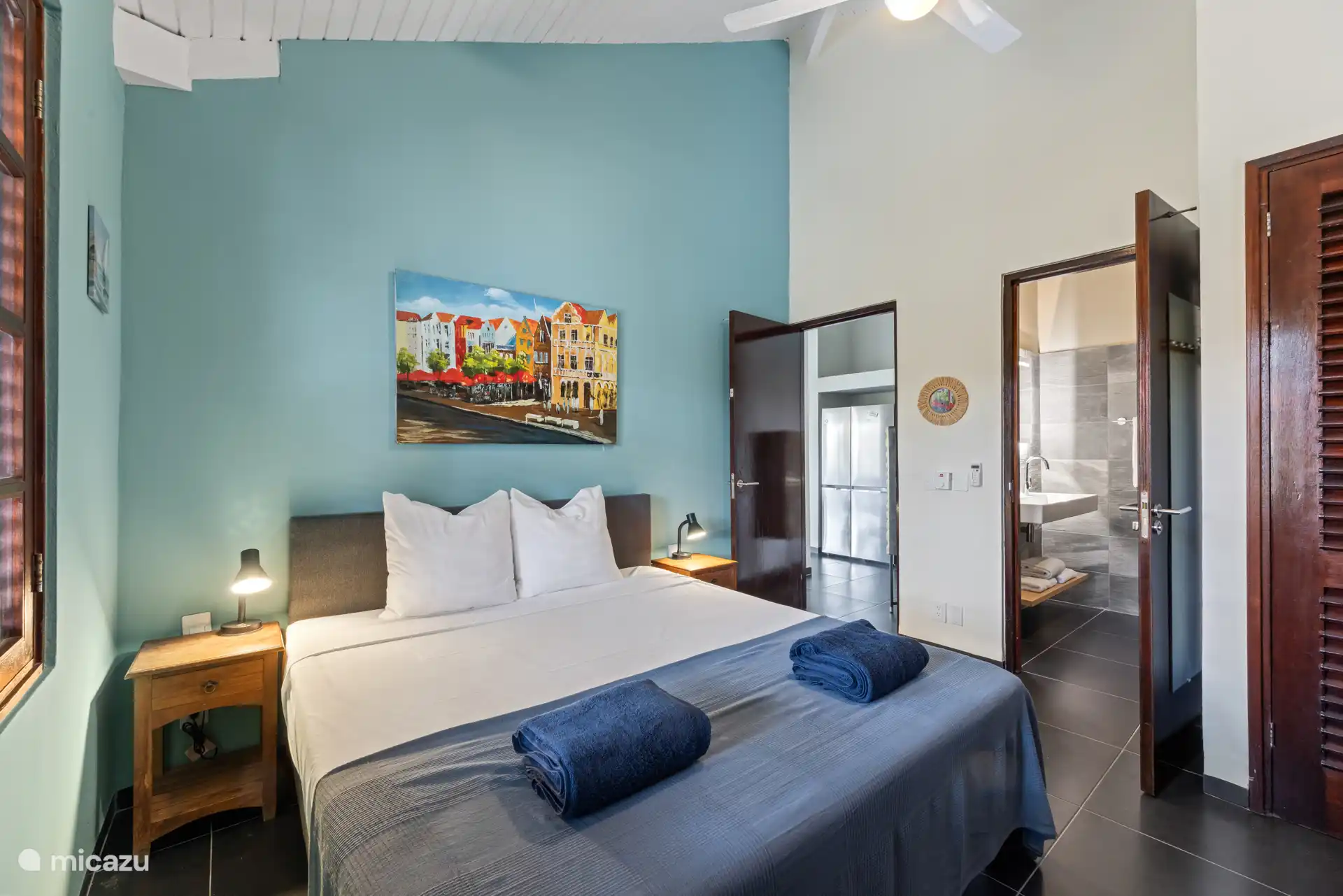 Master Bedroom met eigen badkamer.