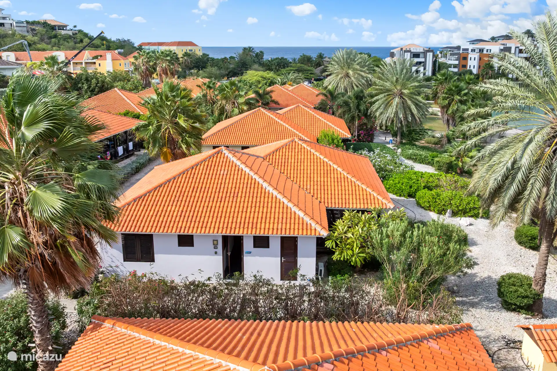 In minder dan 5 min. Lopen naar het mooie strand van BlueBay