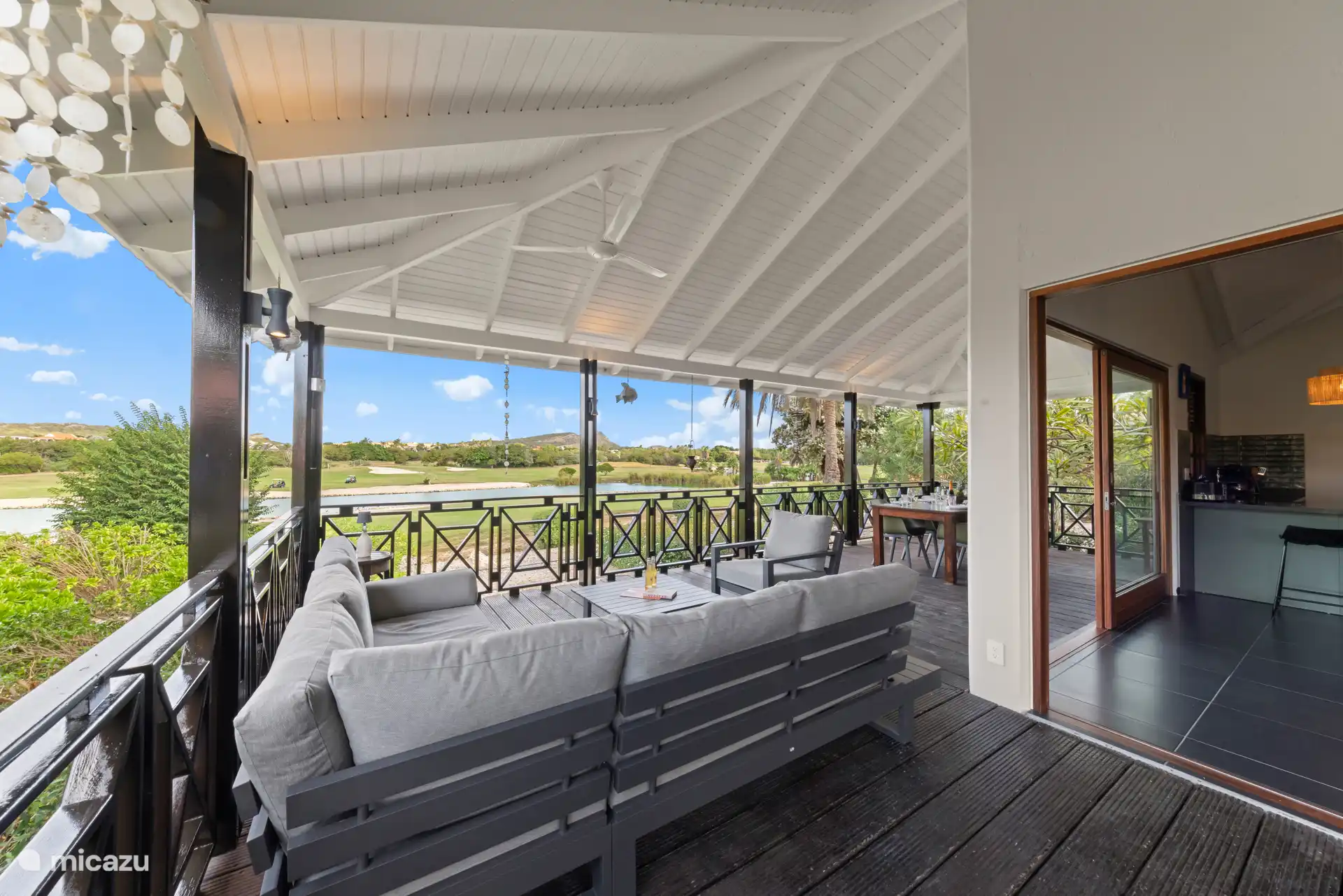 Veranda met vrij uitzicht op de 18 holes Golfbaan