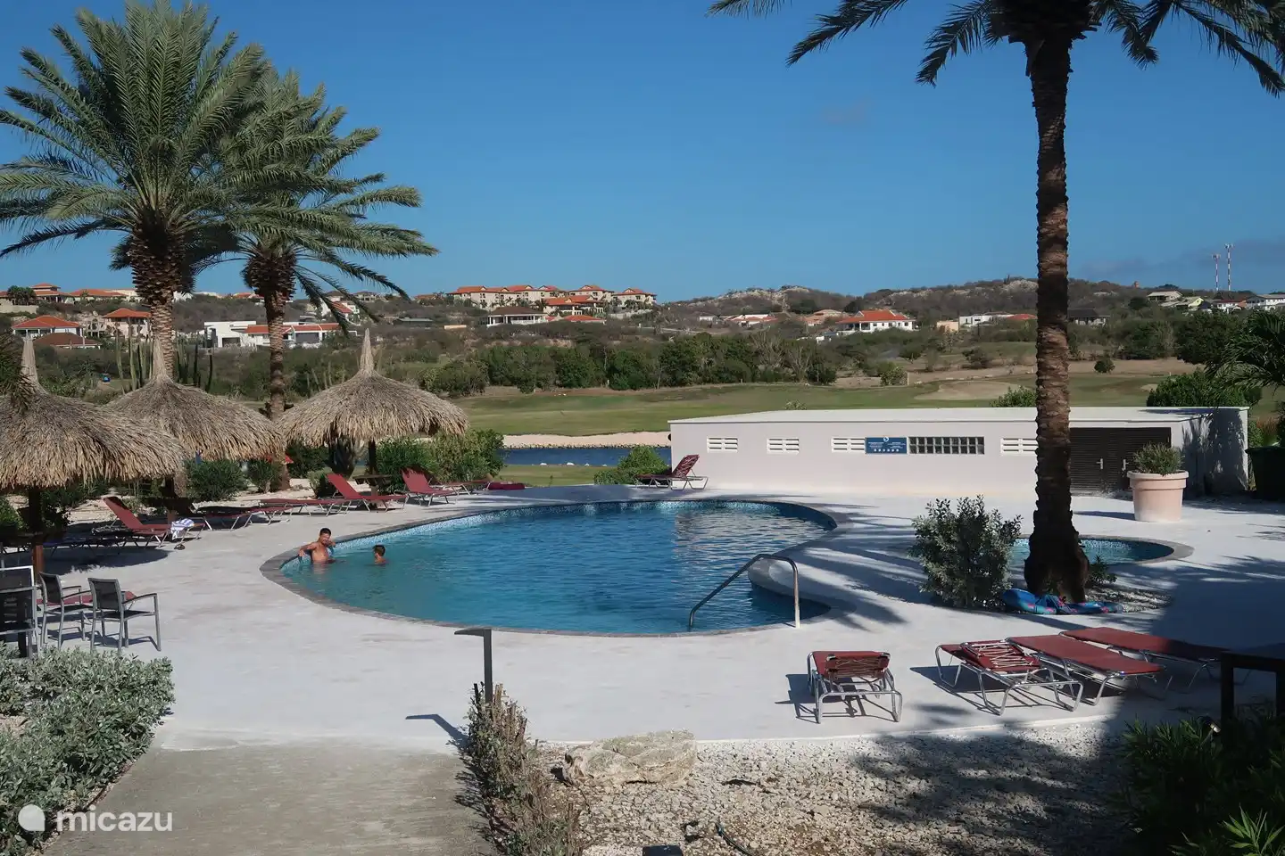 La piscina. A 30 metros de la villa. A menudo se refresca tranquilamente.