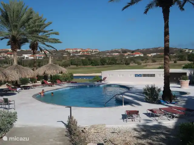 Lo mejorBlueBayView Villa 11 en Curazao, Curazao Centro, Blue Bay - villa La piscina. A 30 metros de la villa. A menudo se refresca tranquilamente.