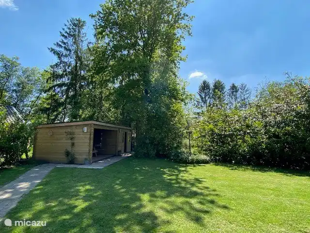 Gartenhaus mit Veranda und Schuppen