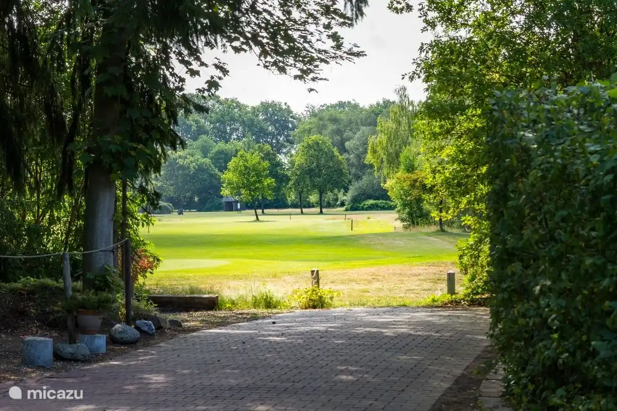 am Rande des Golfplatzes