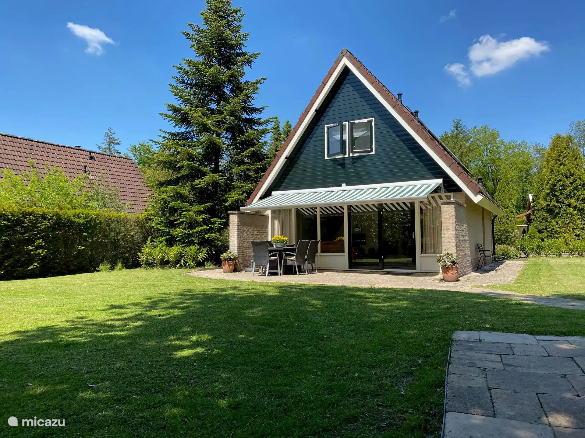Hinterer Garten mit Terrasse