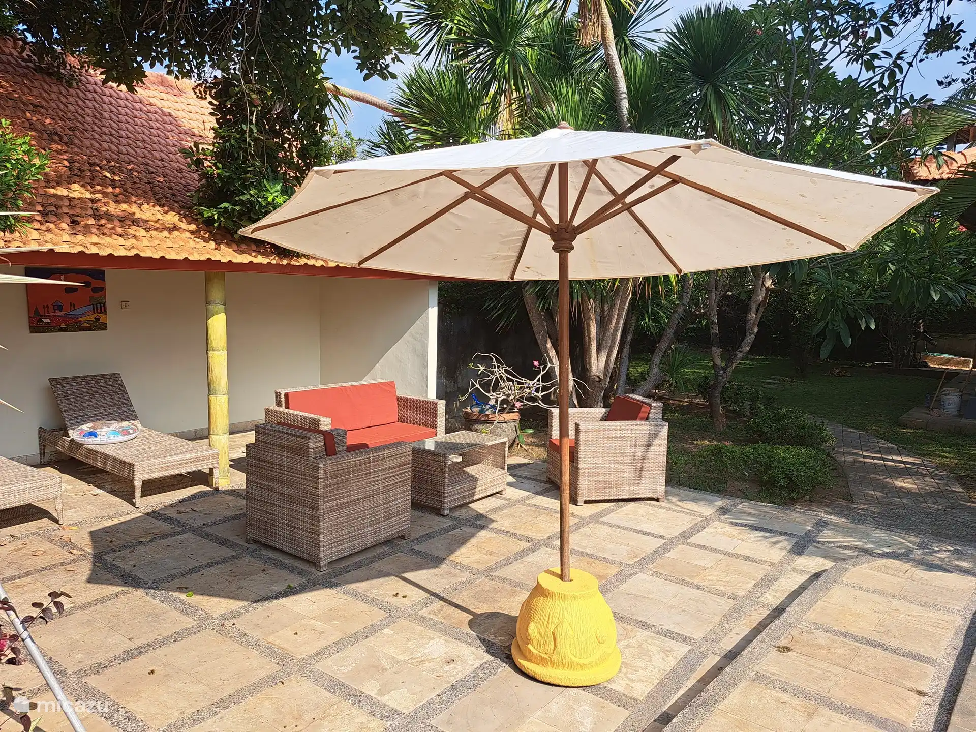 Sitzbereich im Freien am Pool