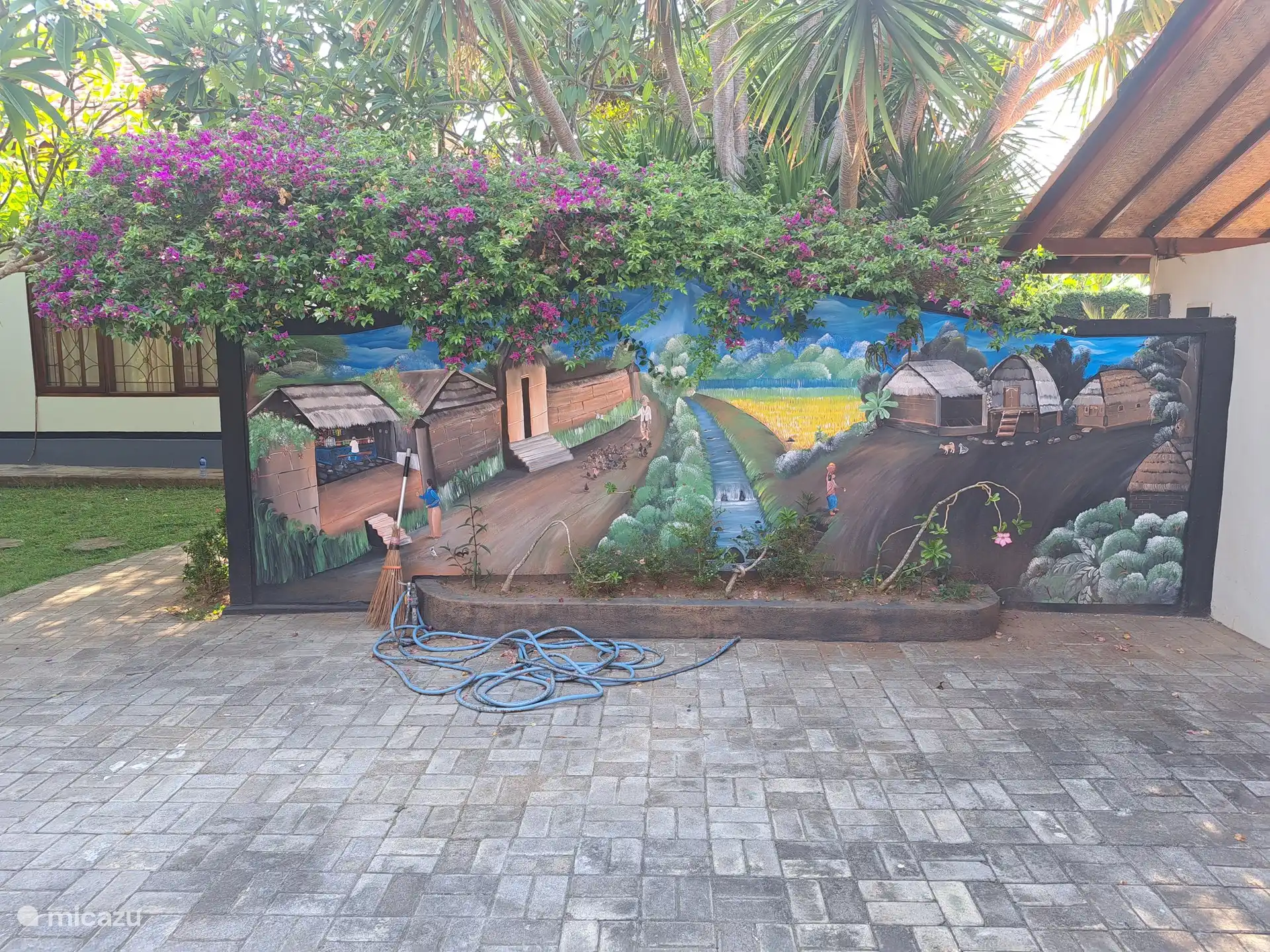 neuer Anstrich der Eingangswand