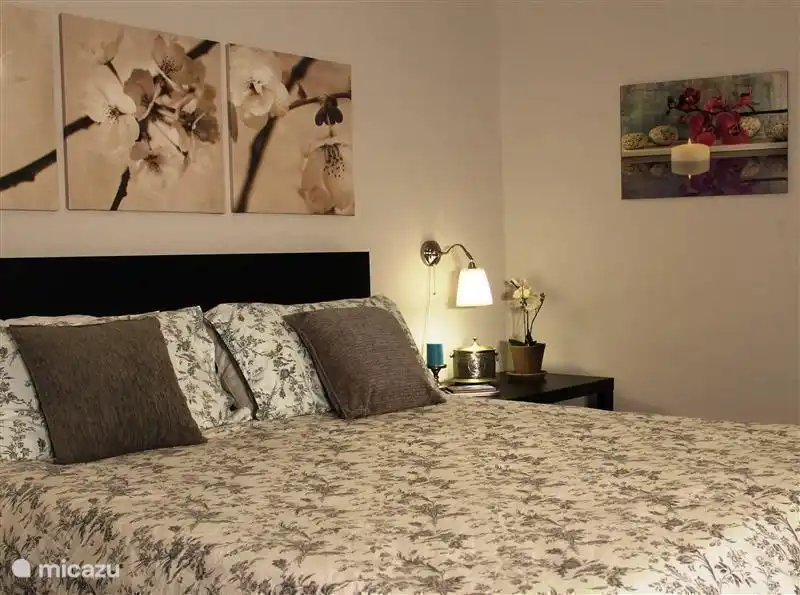 Das geräumige Schlafzimmer mit Fenster zum Garten, mit einem großen Kleiderschrank ausgestattet