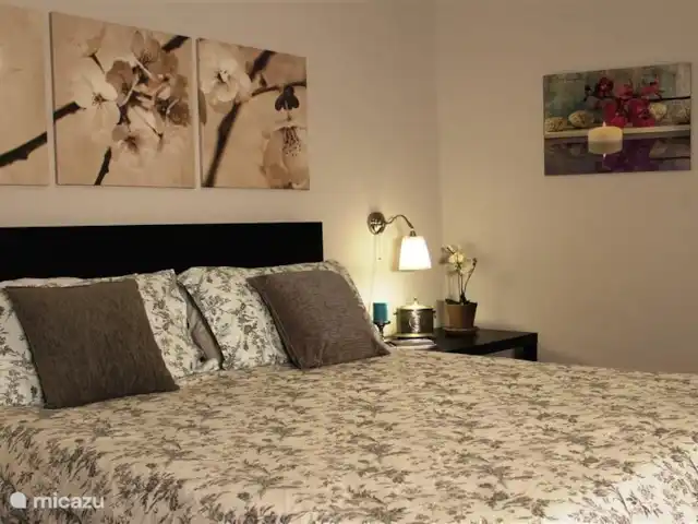 Casa Bedda Acitrezza huren in Italië, Sicilië, Acitrezza - appartement De ruime slaapkamer, 25 m2, met raam met uitzicht op de tuin en in de verte de zee, verder voorzien van een grote kledingkast
