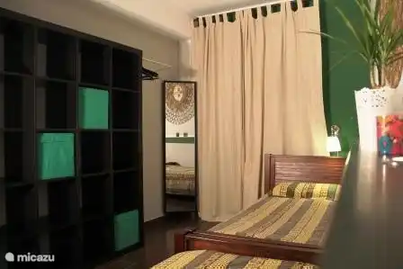 Das zweite Schlafzimmer mit zwei Einzelbetten, ein Kleiderschrank, 2 Schränke und Spiegel