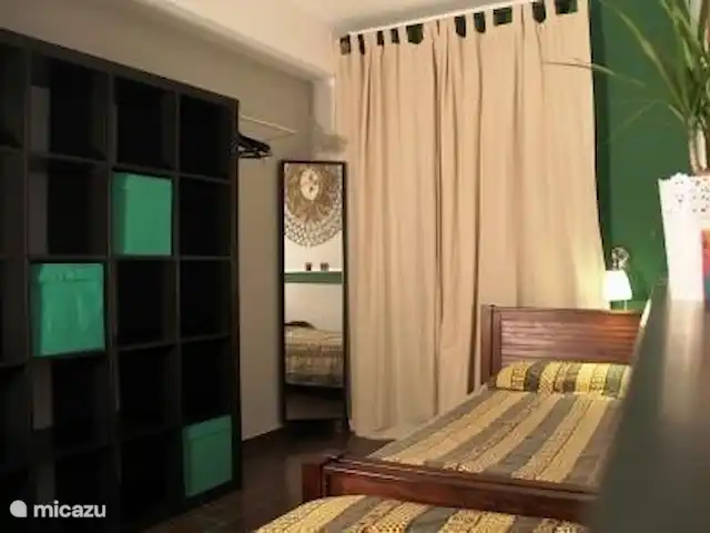Casa Bedda Acitrezza huren in Italië, Sicilië, Acitrezza - appartement De tweede slaapkamer voor  eventuele 3e en 4 e persoon. Met twee losse bedden, een legkast, 2 hangkasten en een spiegel.