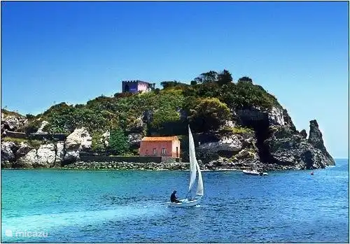 Acitrezza, sizilianischen Fischerdorf an der Ostküste unter den Ätna und 15 Minuten von Catania. Mit dem berühmten fariglione, die Lavasteine, die aus dem Meer steigen.
