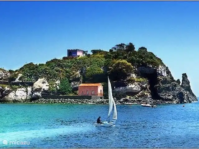 Casa Bedda Acitrezza huren in Italië, Sicilië, Acitrezza - appartement Acitrezza, Siciliaans vissersdorpje aan de Oostkust onder de Etna en op 15 minuten van Catania. Met de beroemde fariglione, de lavarotsen, die uit zee rijzen.